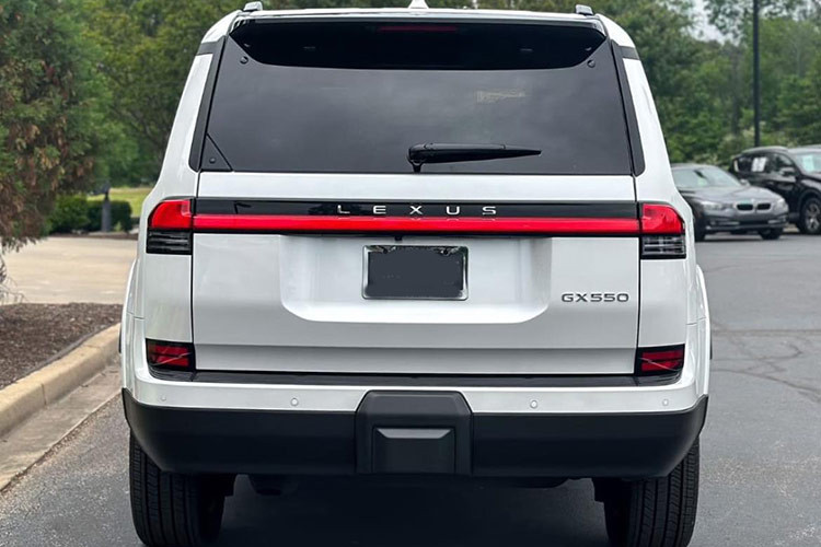 Một trong những khác biệt lớn của Lexus GX 2024 tại Việt Nam là gói công nghệ an toàn và hỗ trợ lái Lexus Safety Sense 3.0, gồm các tính năng ga tự động thông minh, cảnh báo tiền va chạm, hỗ trợ phanh khẩn cấp, cảnh báo lệch làn, hỗ trợ giữ làn, đọc biển báo,...