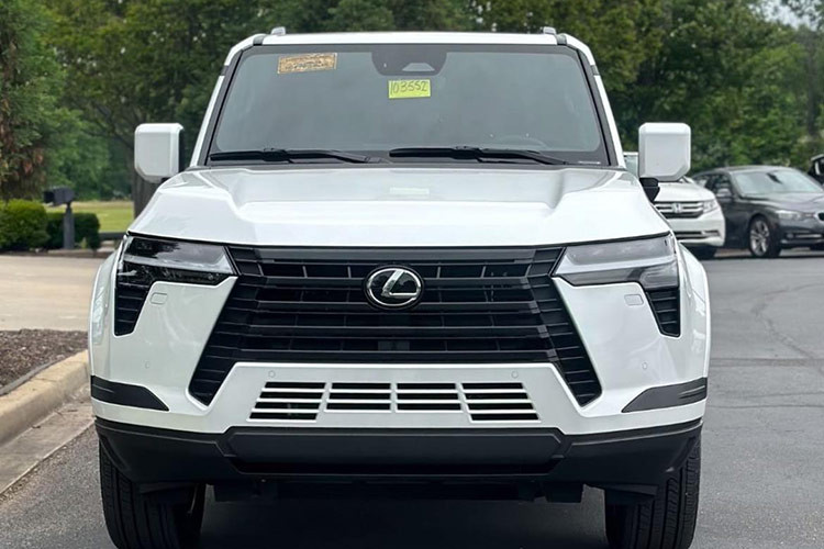 Sau khi ra mắt tại Việt Nam, mẫu xe SUV hạng sang Lexus GX 550 2024 có thể được coi như đối thủ của Mercedes-Benz GLE và Audi Q7. Xe sẽ tiếp tục được phân phối dưới hình thức nhập khẩu nguyên chiếc. 