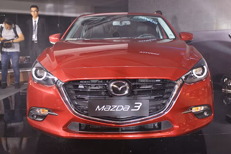 Trên phiên bản Mazda3 mới này ngoại hình của xe được nâng cấp một số chi tiết giups nó to, lớn hơn so với người tiền nhiệm. Ở phần đầu xe, cụm lưới tản nhiệt dạng nan thiết kế bậc thang được mở rộng đến phần mép của nắp capô khiến đầu xe liền mạch hơn. Các đường viền trang trí đều mạ crôm, đèn sương mù thiết kế nhỏ hơn.
