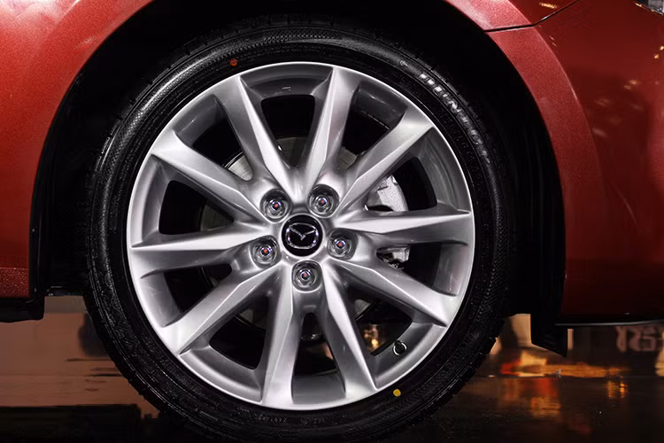 Xe được trang bị vành hợp kim đa chấu kích cỡ 18 inch, lốp xe kích cỡ 215/45. Hệ thống kiểm soát hành trình cũng như mở cửa không cần chìa khóa được tích hợp. Cùng với đó là hệ thống an toàn gồm: cân bằng điện tử DSC, chống bó cứng phanh ABS, phân phối lực phanh điện tử EBD, cảnh báo phanh khẩn cấp ESS, hỗ trợ phanh khẩn cấp BA...