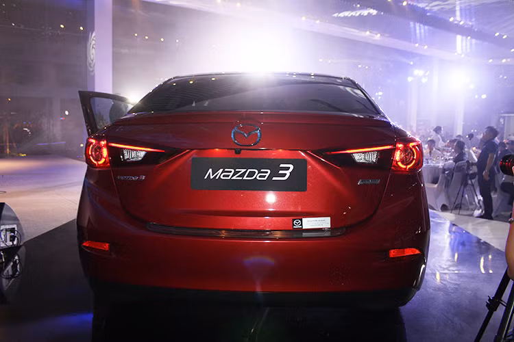Những điểm được làm mới ở đuôi xe khá ít, riêng Mazda3 Sedan 2017 được trang bị đèn sương mù nằm thấp hơn. Đèn hậu Led vẫn được trang bị cho cả hai phiên bản mới này. Riêng đối với phiên bản Mazda3 hatchback, phần cản sau được thiết kế lại sắc sảo và thể thao hơn.