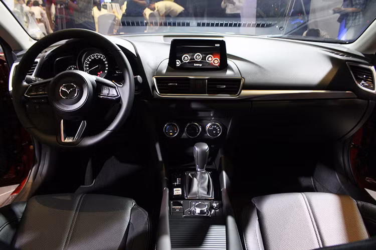 Bên trong nội thất của Mazda 3 mới ít thay đổi về tổng thể mà tập trung nâng cấp ở một số chi tiết quan trọng. Vô-lăng thêm điều khiển hành trình cruise control. Đồng hồ trung tâm hiển thị vòng tua dạng analog trên màn hình LCD thay vì tốc độ như phiên bản trước. Phanh tay điện tử cũng được thay thế cho phanh tay.