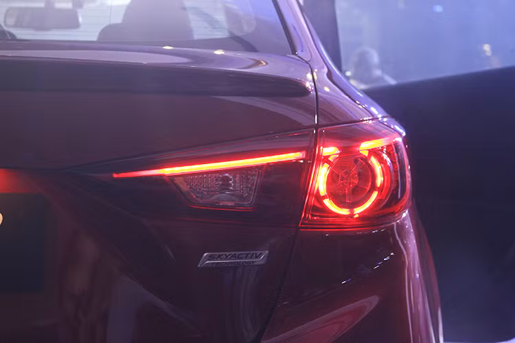 Bên sườn của Mazda3 phiên bản 2017 cũng xuất hiện gương chiếu hậu cải tiến, tích hợp dải đèn LED thanh mảnh đóng vai trò báo rẽ. Thân xe thiết kế vẫn mang đậm dấu ấn của ngôn ngữ Kodo vốn được hãng xe Mazda áp dụng vào nhiều dòng xe của mình trong thời gian qua.