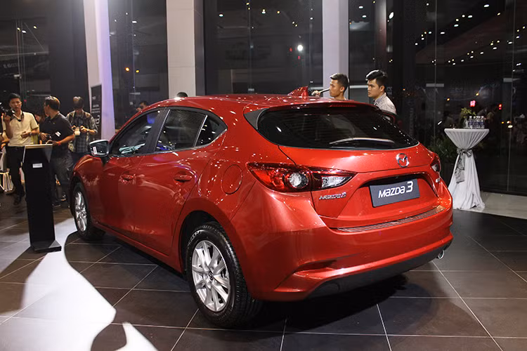 Mazda3 phiên bản 2017 tại Việt Nam gồm 2 lựa chọn động cơ: Động cơ dung tích 1.5L cho công suất tối đa 110hp/6000rpm, mô-men xoắn 144Nm/4000rpm; Động cơ dung tích 2.0L cho công suất tối đa 153hp/6000rpm và mô-men xoắn tối đa 200Nm/4000rpm. Tất cả các phiên bản đều được trang bị hộp số tự động 6 cấp tích hợp chế độ lái thể thao.