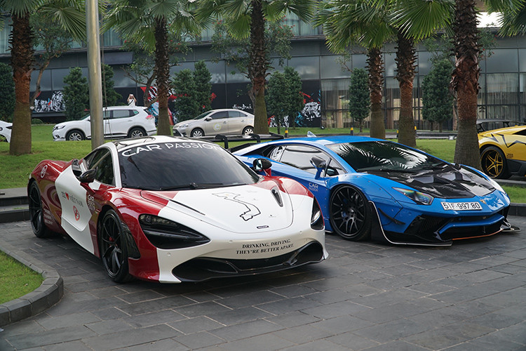 Siêu xe McLaren 720S sử dụng khối động cơ V8 4.0L tăng áp kép, cho ra công suất tối đa 720 mã lực và mô-men xoắn cực đại đạt 770 Nm - đây là chiếc xe của trưởng đoàn Car Passion 2019 cầm lái dẫn đoàn.