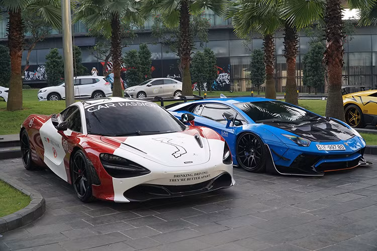 Siêu xe McLaren 720S sử dụng khối động cơ V8 4.0L tăng áp kép, cho ra công suất tối đa 720 mã lực và mô-men xoắn cực đại đạt 770 Nm - đây là chiếc xe của trưởng đoàn Car Passion 2019 cầm lái dẫn đoàn.