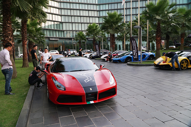 Ferrari 488 GTB sở hữu khối động cơ V8, tăng áp kép, dung tích 3.9 lít, sản sinh công suất tối đa 661 mã lực tại vòng tua máy 8.000 vòng/phút và mô-men xoắn cực đại 760 Nm tại vòng tua máy 3.000 vòng/phút. Xe mất thời gian 3 giây để tăng tốc lên 100 km/h từ vị trí đứng yên trước khi đạt vận tốc tối đa 330 km/h.