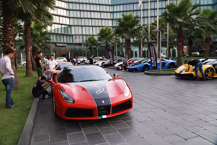 Ferrari 488 GTB sở hữu khối động cơ V8, tăng áp kép, dung tích 3.9 lít, sản sinh công suất tối đa 661 mã lực tại vòng tua máy 8.000 vòng/phút và mô-men xoắn cực đại 760 Nm tại vòng tua máy 3.000 vòng/phút. Xe mất thời gian 3 giây để tăng tốc lên 100 km/h từ vị trí đứng yên trước khi đạt vận tốc tối đa 330 km/h.