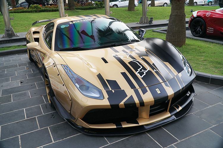 Siêu xe Ferrari 488 GTB độ Liberty Walk độ độc nhất tại Việt Nam sở hữu động cơ V8, dung tích 3,9 lít tăng áp kép tạo ra 661 mã lực tại vòng tua 8.000 vòng/phút, mô-men xoắn cực đại 760 Nm tại 3.000 vòng/phút. Xe chỉ cần 3 giây để có thể cán mốc 100 km/h và tốc độ tối đa lên tới 330 km/h.