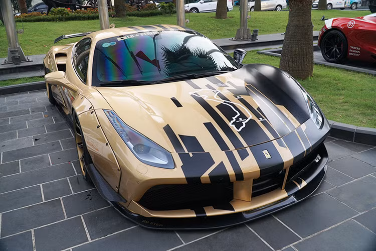 Siêu xe Ferrari 488 GTB độ Liberty Walk độ độc nhất tại Việt Nam sở hữu động cơ V8, dung tích 3,9 lít tăng áp kép tạo ra 661 mã lực tại vòng tua 8.000 vòng/phút, mô-men xoắn cực đại 760 Nm tại 3.000 vòng/phút. Xe chỉ cần 3 giây để có thể cán mốc 100 km/h và tốc độ tối đa lên tới 330 km/h.