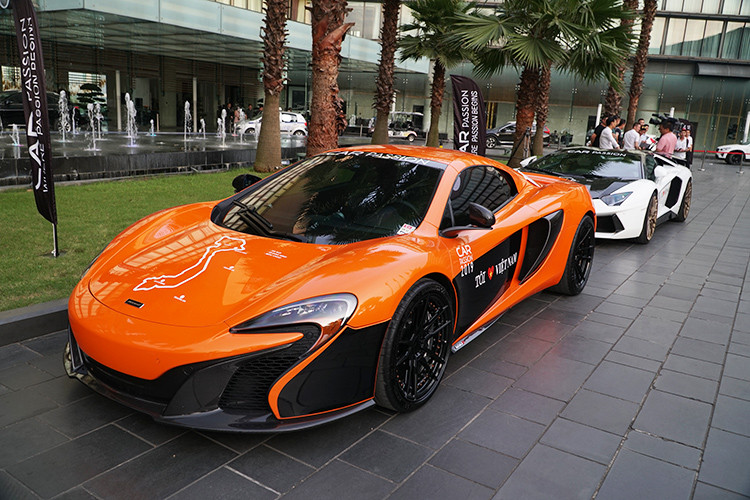 Siêu xe McLaren 650S Spider - sở hữu khối động cơ V8, tăng áp kép, dung tích 3,8 lít, sản sinh công suất tối đa 641 mã lực. Động cơ kết hợp cùng hộp số tự động ly hợp kép 7 cấp và hệ dẫn động cầu sau giúp cho xe chỉ mất thời gian 3 giây là có thể tăng tốc từ vị trí xuất phát lên 100 km/h trước khi đạt vận tốc tối đa 328 km/h.