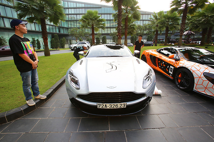 Một trong những cái tên được chờ đợi nhất của hành trình siêu xe 2019 lần này chính là mẫu xe Aston Martin DB11 thứ hai tại Việt Nam. Siêu xe này thuộc sở hữu của một đại gia Vũng Tàu. Xe được nhập về nước theo diện chính hãng với giá niêm yết gần 16 tỷ đồng. Aston Martin DB11 sở hữu khối động cơ V8, tăng áp kép, dung tích 4.0 lít do Mercedes-AMG sản xuất.