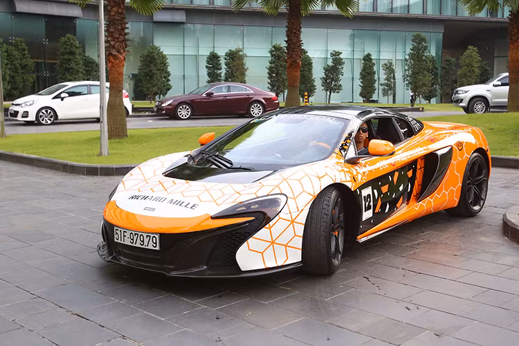Thêm một chiếc siêu xe McLaren 650S Spider dán decal Richard Mille. Được biết, khi mới về thị trường Việt Nam siêu xe mui trần nhà McLaren được các đại lý xe tư nhân chào bán với mức giá từ 14 đến 16 tỷ đồng.