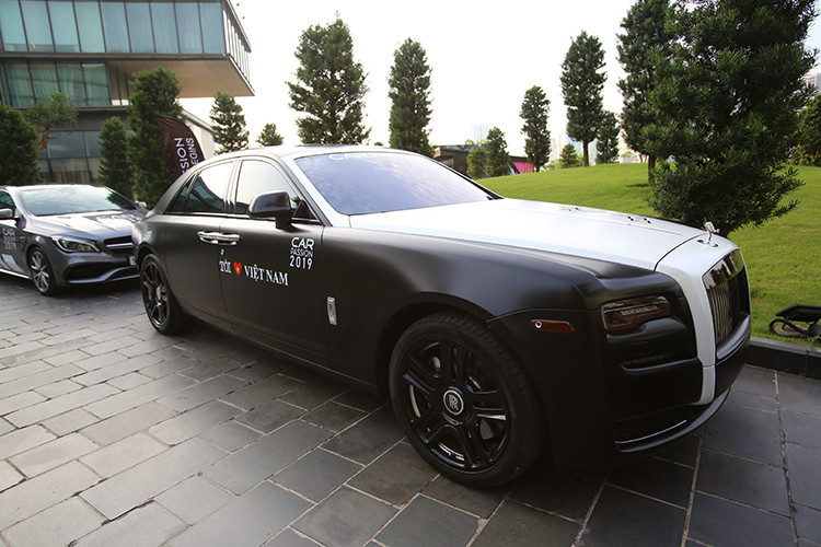 Một chiếc xe siêu sang Rolls-Royce Ghost trong đoàn xe hậu cần. Xe được trang bị động cơ V12, dung tích 6,6 lít, tăng áp kép, cho công suất tối đa 562 mã lực và mô-men xoắn cực đại 780 Nm. Động cơ kết hợp cùng hộp số tự động ZF 8 cấp, nhờ đó, Rolls-Royce Ghost mất khoảng 5 giây để tăng tốc lên 100 km/h từ vị trí xuất phát. Vận tốc tối đa 250 km/h.