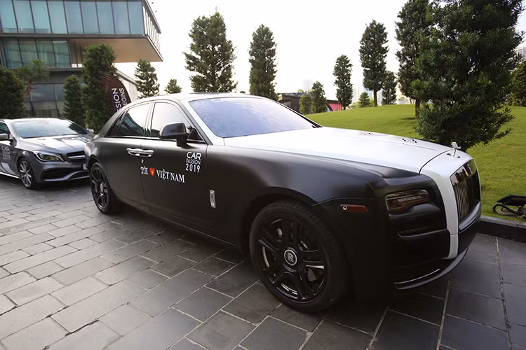 Một chiếc xe siêu sang Rolls-Royce Ghost trong đoàn xe hậu cần. Xe được trang bị động cơ V12, dung tích 6,6 lít, tăng áp kép, cho công suất tối đa 562 mã lực và mô-men xoắn cực đại 780 Nm. Động cơ kết hợp cùng hộp số tự động ZF 8 cấp, nhờ đó, Rolls-Royce Ghost mất khoảng 5 giây để tăng tốc lên 100 km/h từ vị trí xuất phát. Vận tốc tối đa 250 km/h.