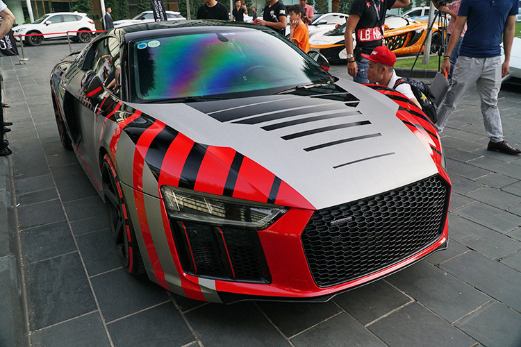 Không phải siêu xe McLaren 720S màu cam mới tậu, thay vào đó là chiếc Audi R8 V10 PLus mới được dán đổi màu từ những chuyên giá nước ngoài sẽ do Cường Đô la cầm lái tham dự hành trình Car Passion 2019. Xe sở hữu động cơ V10, dung tích 5.2 lít, sản sinh công suất tối đa 610 mã lực và mô-men xoắn cực đại 540 Nm. Động cơ kết hợp cùng hộp số ly hợp kép 7 cấp S-Tronic và hệ dẫn động 4 bánh.