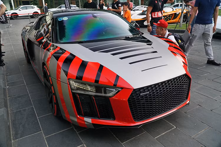 Không phải siêu xe McLaren 720S màu cam mới tậu, thay vào đó là chiếc Audi R8 V10 PLus mới được dán đổi màu từ những chuyên giá nước ngoài sẽ do Cường Đô la cầm lái tham dự hành trình Car Passion 2019. Xe sở hữu động cơ V10, dung tích 5.2 lít, sản sinh công suất tối đa 610 mã lực và mô-men xoắn cực đại 540 Nm. Động cơ kết hợp cùng hộp số ly hợp kép 7 cấp S-Tronic và hệ dẫn động 4 bánh.