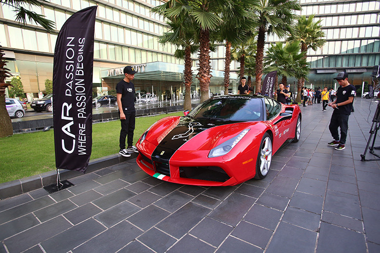 Trong ảnh là chiếc siêu xe Ferrari 488 GTB màu đỏ rực mới được chủ nhân cho đi làm đẹp ngoại thất và lên đề can hành trình Car Passion 2019. Đây là chiếc Ferrari 488 GTB thứ 2 góp mặt vào hành trình siêu xe lớn nhất Việt Nam, Car Passion 2019. Chiếc đầu tiên là một siêu phẩm độ Ferrari 488 GTB Liberty Walk.