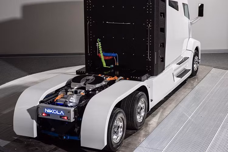 Với bộ sạc nhanh, xe chỉ mất 30 phút để sạc năng lượng đủ để dùng cho quãng đường 640km (400miles). Hãng xe ôtô Tesla cũng cho biết đầu kéo chạy điện có tuổi thọ lâu và ít tốn kém chi phí vận hành trong thời gian dài nếu so với chi phí nhiên liệu của đầu kéo sử dụng động cơ đốt trong.