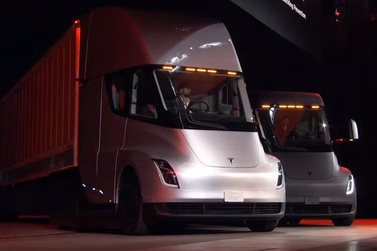 Đầu kéo Tesla Semi Truck tiên tiến với những thỏi pin được bố trí đặt thấp ngay bên dưới sàn cabin, xe có trọng tâm thấp giúp hoạt động ổn định ở tốc độ cao và khác biệt hơn nếu so với các đối thủ sử dụng động cơ đốt trong (Freightliner hoặc International). Nhờ thiết kế khí động học, chiếc đầu kéo này có hệ số cản gió (Cd) thấp hơn cả siêu xe Bugatti Chiron.