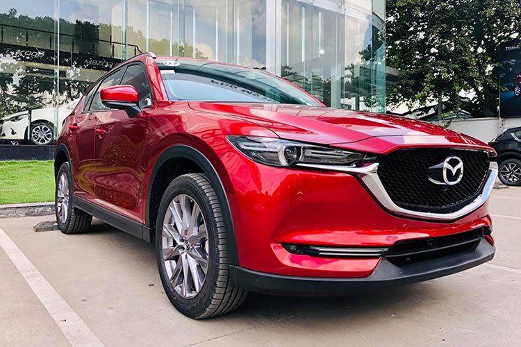 Kết thúc tháng 5/2022, Mazda CX-5 đạt doanh số 1.880 xe, tăng 37 xe so với tháng trước, đứng thứ 4 toàn thị trường. Trong bối cảnh Hyundai Tucson khan hàng, tăng giá tại đại lý và doanh số suy giảm, Mazda CX-5 trở thành lựa chọn hàng đầu ở nhóm SUV/CUV hạng C, bên cạnh Honda CR-V. Mazda CX-5 hiện có tới 7 phiên bản lắp ráp cạnh tranh với Honda CR-V, Hyundai Tucson, Mitsubishi Outlander,...