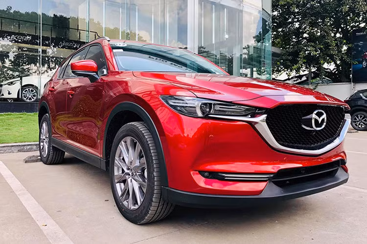 Kết thúc tháng 5/2022, Mazda CX-5 đạt doanh số 1.880 xe, tăng 37 xe so với tháng trước, đứng thứ 4 toàn thị trường. Trong bối cảnh Hyundai Tucson khan hàng, tăng giá tại đại lý và doanh số suy giảm, Mazda CX-5 trở thành lựa chọn hàng đầu ở nhóm SUV/CUV hạng C, bên cạnh Honda CR-V. Mazda CX-5 hiện có tới 7 phiên bản lắp ráp cạnh tranh với Honda CR-V, Hyundai Tucson, Mitsubishi Outlander,...