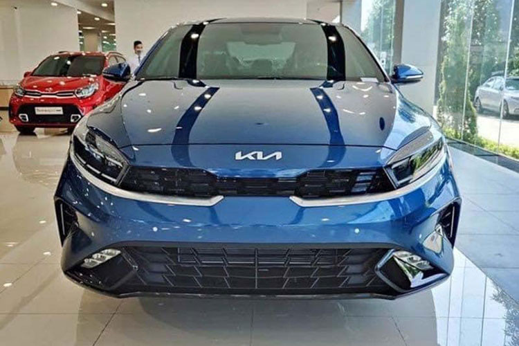 Mẫu sedan hạng C bán chạy nhất phân khúc với doanh số 1.684 xe đến tay khách hàng trong tháng 5/2022, tăng 25 xe so với tháng 4/2022. Phong độ bán hàng ổn định đã giúp KIA K3 tiếp tục giữ vị trí thứ 8 trong bảng xếp hạng Top 10 xe bán chạy nhất tháng. Cuối tháng 9/2021, THACO đã cho ra mắt "hậu duệ" của Cerato là KIA K3 với thiết kế mới với 4 phiên bản, trong đó có 3 bản sử dụng động cơ 1.6L và 1 bản 2.0L.