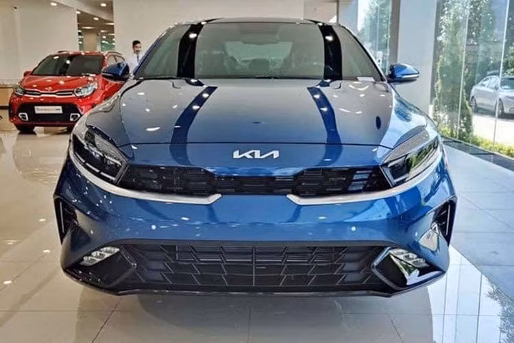 Mẫu sedan hạng C bán chạy nhất phân khúc với doanh số 1.684 xe đến tay khách hàng trong tháng 5/2022, tăng 25 xe so với tháng 4/2022. Phong độ bán hàng ổn định đã giúp KIA K3 tiếp tục giữ vị trí thứ 8 trong bảng xếp hạng Top 10 xe bán chạy nhất tháng. Cuối tháng 9/2021, THACO đã cho ra mắt "hậu duệ" của Cerato là KIA K3 với thiết kế mới với 4 phiên bản, trong đó có 3 bản sử dụng động cơ 1.6L và 1 bản 2.0L.