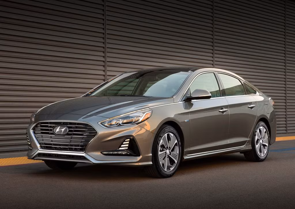 Mẫu xe sedan Hyundai Sonata 2018 sẽ ra mắt phiên bản hybrid và plug-in hybrid thế hệ mới, với thiết kế, tính an toàn và hệ thống treo được nâng cấp. Ngoài ra, xe cũng được cải tiến nội thất mới.