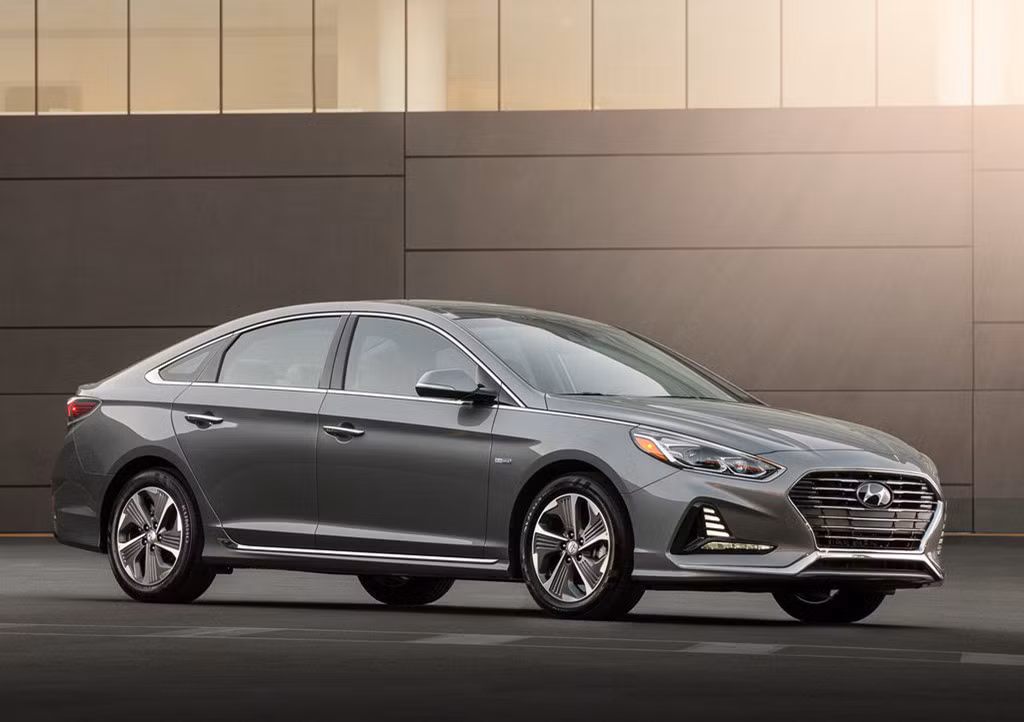 Radio vệ tinh SiriusXM, kết nối điện thoại qua Bluetooth với việc chuyển danh bạ và nhận dạng giọng nói. Những nâng cấp mới bao gồm hệ thống âm thanh cao cấp Infinity 9 loa với loa nội thất siêu trầm và bộ khuếch đại Infinity bên ngoài.