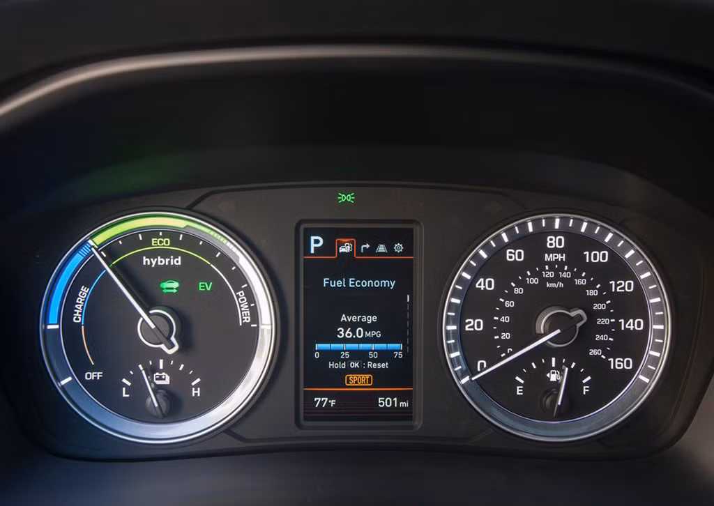 Trái tim của Hyundai Sonata hybrid 2018 là động cơ 4 xy-lanh Nu GDI 2.0 lít, hộp số tự động 6 cấp kết hợp cùng động cơ điện 38kW mạnh mẽ. Thiết bị truyền động của Huyndai Sonata Hybrid (TMED) mang lại cảm giác lái ổn định, nâng cao khả năng tương tác giữa người lái và xe, cùng khả năng tiết kiệm nhiên liệu.