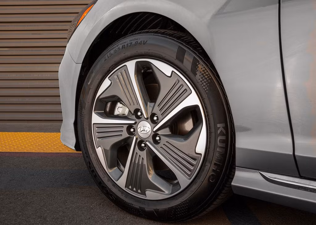 Hyundai Sonata hybrid và plug-in 2018 đạt tiêu chuẩn với 7 túi khí, bao gồm cả một túi khí gối đầu người lái. Hệ thống giám sát áp suất lốp với màn hình hiển thị áp suất lốp riêng. Đèn pha tùy chọn dạng LED, phía sau được trang bị đèn hậu LED và camera DRLs là tiêu chuẩn.