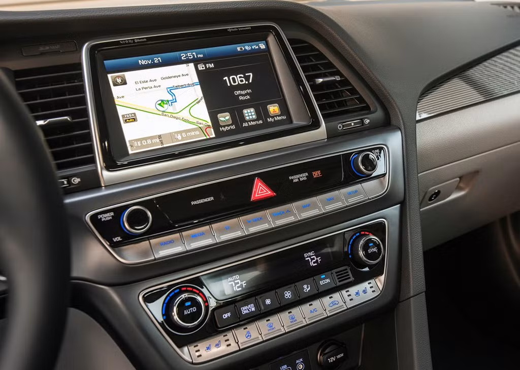 Hệ thống thông tin giải trí của Sonata hybrid và plug-in là màn hình cảm ứng 8 inch với tính năng tích hợp SmartPhone của Apple CarPlay và Android Auto, iPod/USB và các đầu vào bổ sung.