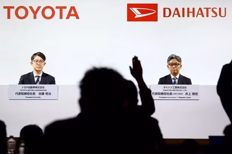 Lanh dao Daihatsu dong loat tu chuc sau be boi gian lan an toan