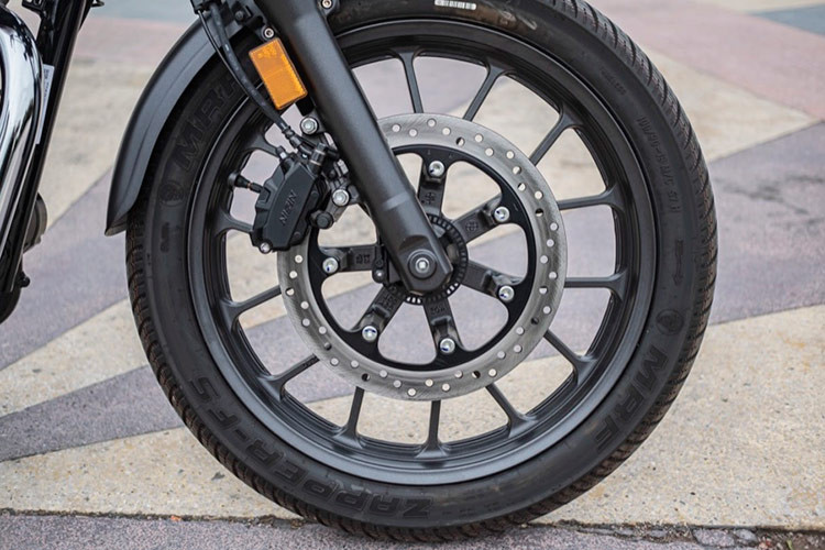 Về CB350 H'ness, xe sở sở hữu yên phẳng, tay lái cao và rộng, cho tư thế ngồi thoải mái và dễ dàng điều khiển. Xe có kích thước dài x rộng x cao tương ứng 2.199 x 789 x 1.107 (mm), khoảng cách hai trục bánh xe 1.441 mm. Độ cao yên 800 mm, khoảng sáng gầm 166 mm. Trọng lượng khô 179 kg.