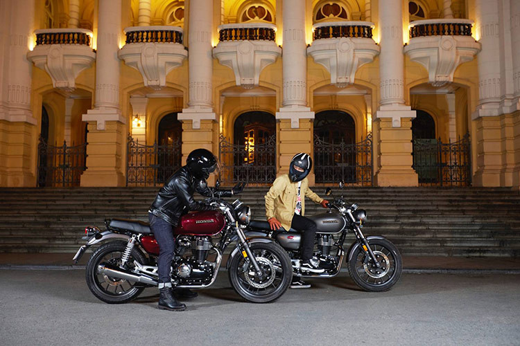 Honda CB350 H'nes được trang bị động cơ một xi-lanh dung tích 350 phân khối, làm mát bằng không khí, công suất 20,8 mã lực tại 5.500 vòng/phút, mô-men xoắn cực đại 30 Nm tại 3.000 vòng/phút. Côn tay, hộp số 5 cấp, tích hợp bộ lý hợp chống trượt hai chiều. Mức giá xe chính hãng công bố là 129,99 triệu đồng.