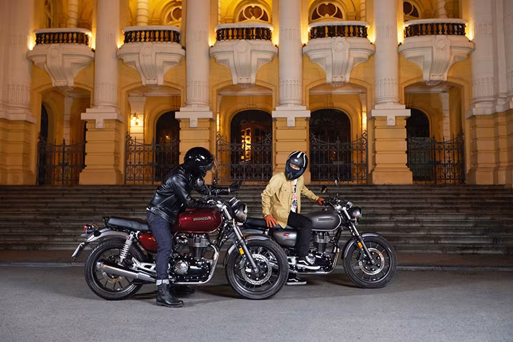 Honda CB350 H'nes được trang bị động cơ một xi-lanh dung tích 350 phân khối, làm mát bằng không khí, công suất 20,8 mã lực tại 5.500 vòng/phút, mô-men xoắn cực đại 30 Nm tại 3.000 vòng/phút. Côn tay, hộp số 5 cấp, tích hợp bộ lý hợp chống trượt hai chiều. Mức giá xe chính hãng công bố là 129,99 triệu đồng.