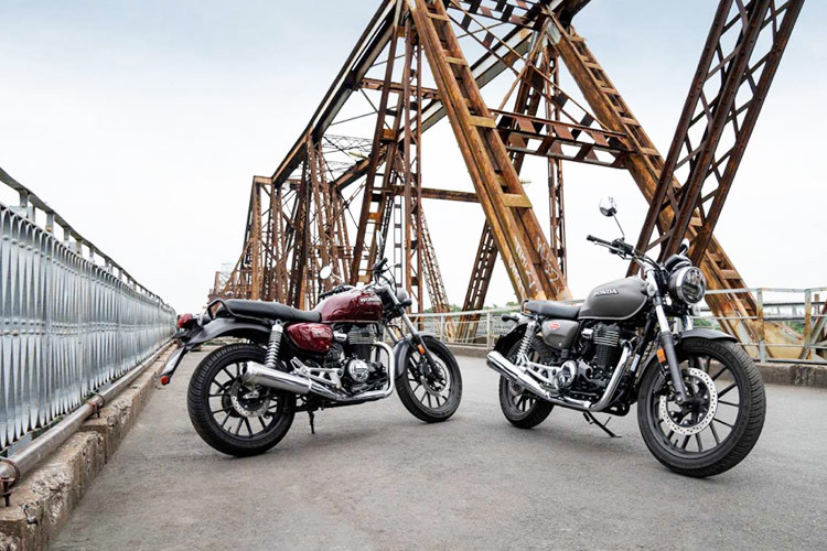 Xe được lắp vành đúc với vành trước 19 inch và vành sau 18 inch. Lốp trước 100/90 và lốp sau 130/70. Trang bị an toàn với phanh đĩa đơn ở mỗi bánh, tích hợp hệ thống phanh ABS hai kênh. Đĩa phanh trước 310 mm và 240 mm ở đĩa sau. Ngoài ra, còn có hệ thống kiểm soát lực kéo HSTC và hệ thống cảnh báo dừng khẩn cấp ESS.