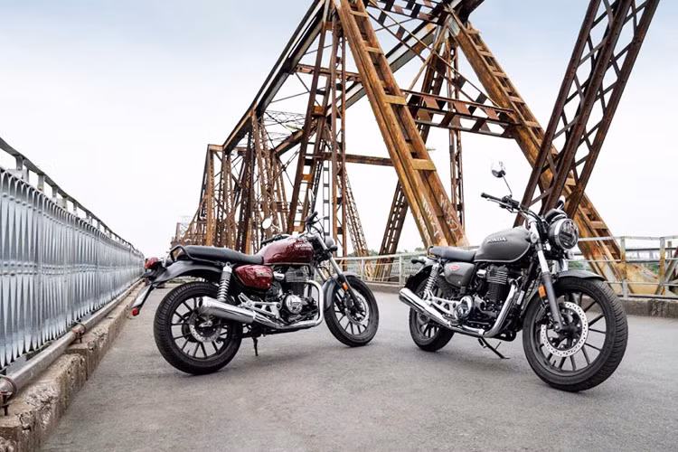 Xe được lắp vành đúc với vành trước 19 inch và vành sau 18 inch. Lốp trước 100/90 và lốp sau 130/70. Trang bị an toàn với phanh đĩa đơn ở mỗi bánh, tích hợp hệ thống phanh ABS hai kênh. Đĩa phanh trước 310 mm và 240 mm ở đĩa sau. Ngoài ra, còn có hệ thống kiểm soát lực kéo HSTC và hệ thống cảnh báo dừng khẩn cấp ESS.