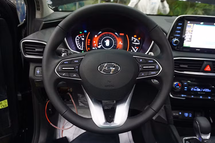 Hyundai SantaFe 2019 trưng bày cho khách tham quan tại đại lý chính hãng tại Việt Nam thuộc phiên bản máy xăng 2.4GDI 4 xy-lanh thẳng hàng (I4) có công suất tối đa 188 mã lực tại 6.000v/p và mô-men xoắn cực đại 241Nm tại 4.000 vòng/phút, sức mạnh được truyền xuống bốn bánh (AWD; H-TRAC) thông qua hộp số tự động 06 cấp. Ở phiên bản máy dầu 2.2L e-VGT, xe sử dụng hộp số 8 cấp mới.