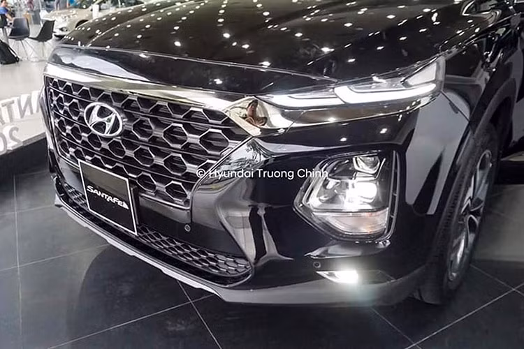 Lưới tản nhiệt của xe sở hữu kiểu thiết kế Cascade mới với các nan lưới tròn. Đầu xe nhờ đó cũng trở nên to bản và hầm hố hơn. Phía trước, cặp đèn pha LED được nối liền bởi một thanh nẹp chrome lớn. Trong khi đó đèn sương mù và đèn xi-nhan gom thành một cụm tương đối lạ mắt.