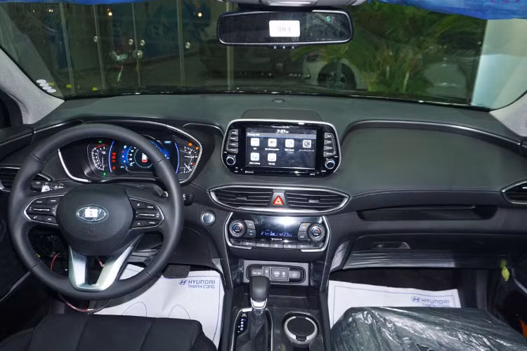 Hyundai SantaFe 2019 vẫn có những tính năng tiện nghi như ghế lái và ghế phụ chỉnh điện, nhớ ghế 2 vị trí cho người lái, tính năng sưởi và làm mát ghế trước, điều hoà cho hàng ghế thứ 3, cốp điện, phanh tay điện tử,… bên cạnh đó là sự xuất hiện của các tiện ích mới như sạc không dây, lẫy sang số trên vô lăng, cảnh bảo điểm mù, khoá trẻ em thông minh,…