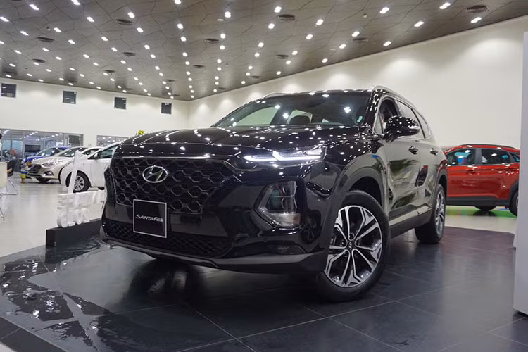 Hyundai SantaFe là dòng xe được nhiều khách hàng Việt Nam yêu thích, do đó việc những chiếc xe mẫu đang trưng bày thiếu đi nhiều tính năng tiện ích đã phần nào làm thất vọng các khách hàng đang chờ đợi được sở hữu, SantaFe trở thành chủ đề bàn tán sôi động trên mạng xã hội nhiều ngày qua. Dự kiến Hyundai SantaFe 2019 sẽ được ra mắt chính thức tại Việt Nam trong tháng 11 này.
