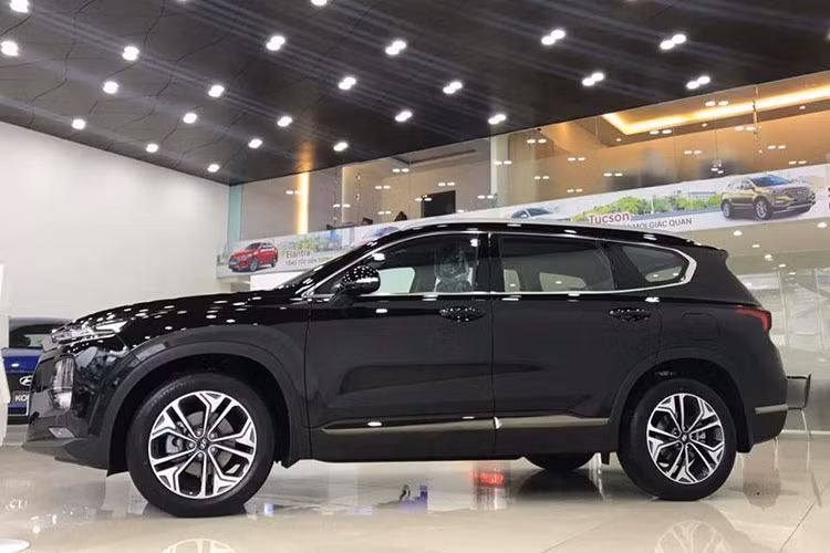 Hyundai SantaFe hoàn toàn mới có kích thước Dài x Rộng x Cao 4.770 x 1.890 x 1.680 mm, chiều dài cơ sở đạt 2.765 mm. So với thế hệ tiền nhiệu, chiếc SUV của Hyundai nay dài hơn 70 mm, rộng hơn 10 mm trong khi khoảng cách hai trục tăng thêm 65mm. Mẫu xe này lột xác hoàn toàn với phong cách hầm hố và cơ bắp hơn.