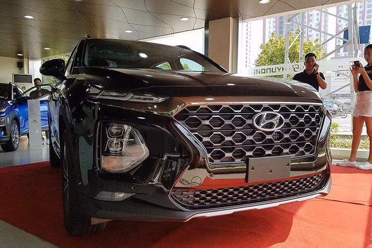 Cụ thể, trang fanapge Hyundai Thành Công khẳng định mẫu xe Hyundai SantaFe 2019 sẽ vẫn được trang bị đầy đủ các trang bị tiện nghi đã có từ các thế hệ xe trước, bên cạnh việc bổ sung hàng loạt các tính năng mới lần đầu xuất hiện trên dòng xe SantaFe và không có chuyện cắt option.