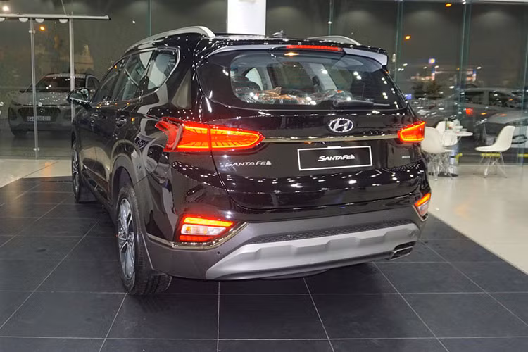 Với thông tin chính thức từ Hyundai Thành Công, khách hàng yêu thích dòng xe này hoặc đã đặt cọc mua xe SantaFe 2019 có thể phần nào yên tâm về các trang bị tiện nghi trên xe. Các mẫu xe SantaFe 2019 đang trưng bày ở đại lý chỉ là các phiên bản xe mẫu, chưa phải xe bán ra thị trường của Hyundai Thành Công.