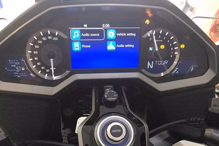 So với “người tiền nhiệm”, Goldwing 2018 trông thể thao và bớt đồ sộ hơn. Hệ thống thông tin giải trí tiêu chuẩn với màn hình màu LCD TFT 7 inch cho phép hiển thị thông tin giải trí và định vị đồng thời hỗ trợ ứng dụng Apple CarPlay để kết nối điện thoại thông minh. Bên cạnh đó, xe cũng sở hữu khóa thông minh Smart Key.