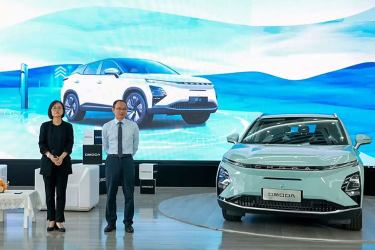 Theo tiết lộ từ đại diện của OMODA tại Việt Nam, hiện tại các dòng xe kể trên đã hoàn tất khâu sản xuất. 3 chiếc JAECOO 7 sẽ được hoàn thiện vào trước ngày 20/7 để kịp gia nhập "đoàn" xe xuất khẩu sang Việt Nam. Theo kế hoạch, lô xe đầu tiên của OMODA sẽ khởi hành từ cảng Vu Hồ vào ngày 28/7 và cập bến thị trường Việt vào tháng 8 tới.