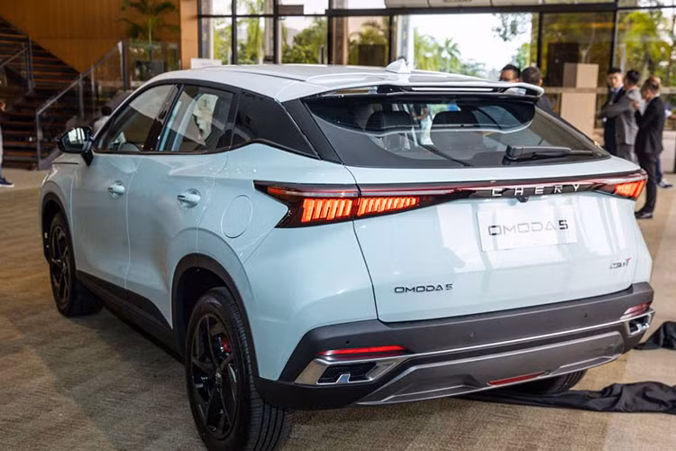 Đối với lô xe OMODA 2023 vào Việt Nam, sau khi hoàn tất thủ tục thông quan và thủ tục đăng kiểm, hãng OMODA sẽ chức chương trình lái thử để khách hàng trải nghiệm thực tế. OMODA muốn lắng nghe ý kiến của góp ý của người dùng, từ đó sẽ tối ưu, nâng cấp sản phẩm nhằm đưa vào thị trường mẫu xe hoàn thiện nhất.