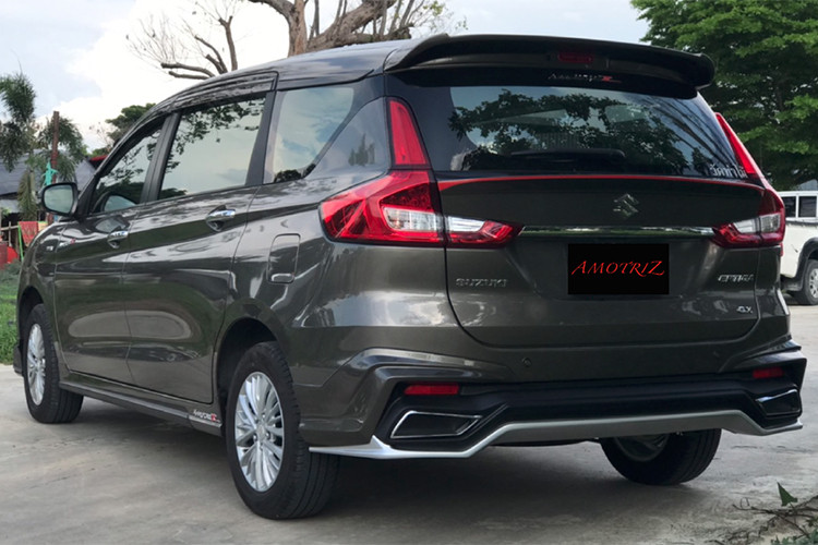 Phần đuôi của Suzuki Ertiga 2019 độ Amotriz đón nhận khá nhiều trang bị mới như líp-pô, cản dưới phía sau, cánh gió trên và cánh gió giữa đuôi xe. Tất cả các trang bị này đều góp phần mang tới một cái nhìn tổng thể cho phần đuôi xe của Ertiga 2019 sắc nét và thực sự mạnh mẽ.